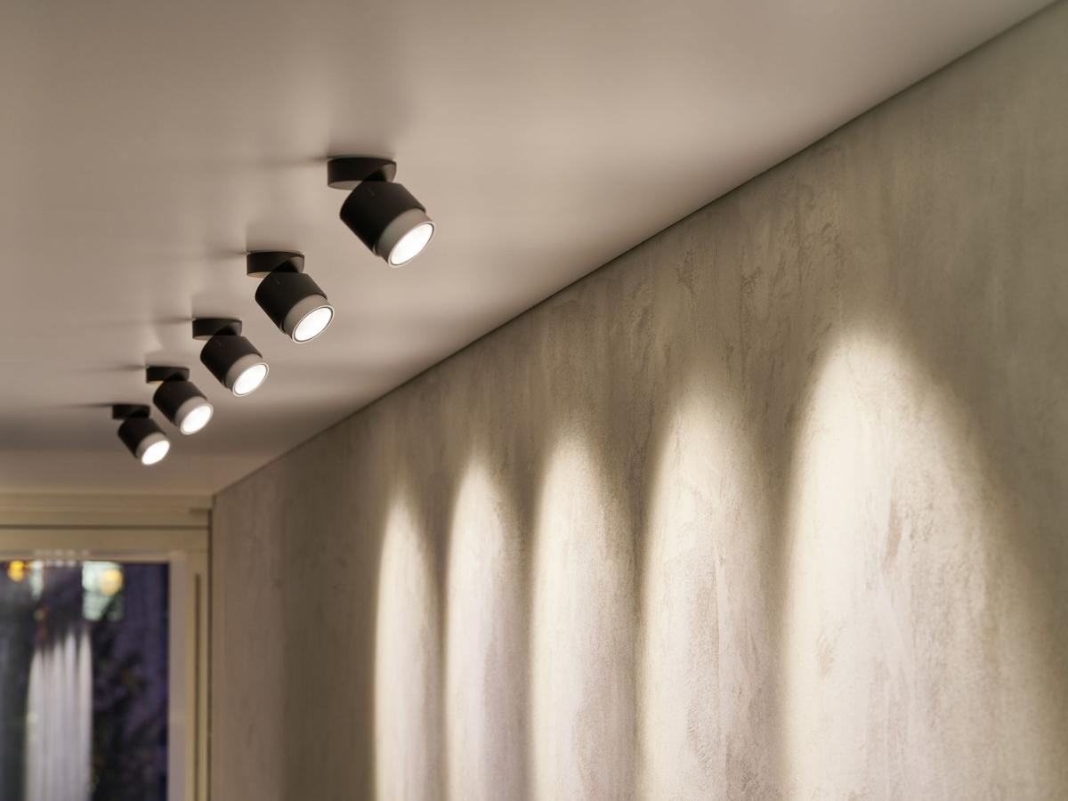 Đèn chiếu điểm là một mặt hàng mà khách hàng có thể dễ dàng tìm mua trên thị trường