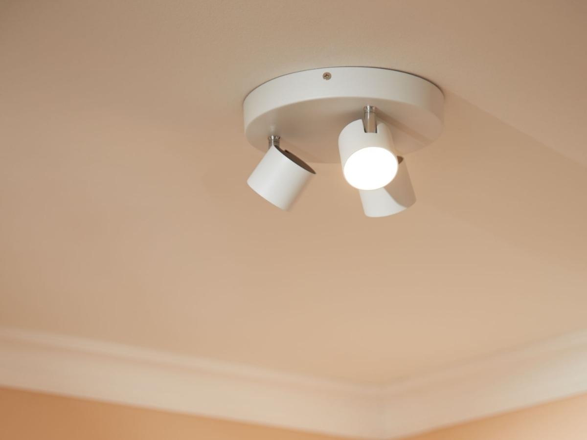 Nên mua sắm và lắp đặt đèn với số lượng vừa đủ, nhằm tiết kiệm chi phí