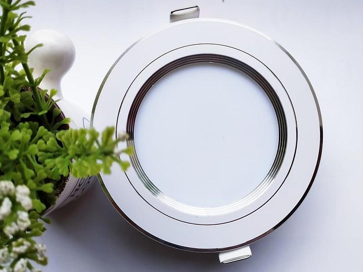 Với báo giá đèn LED âm trần Panasonic 12w 9w trên thị trường hiện nay, người tiêu dùng có thể dễ dàng lựa chọn loại sản phẩm phù hợp với nhu cầu