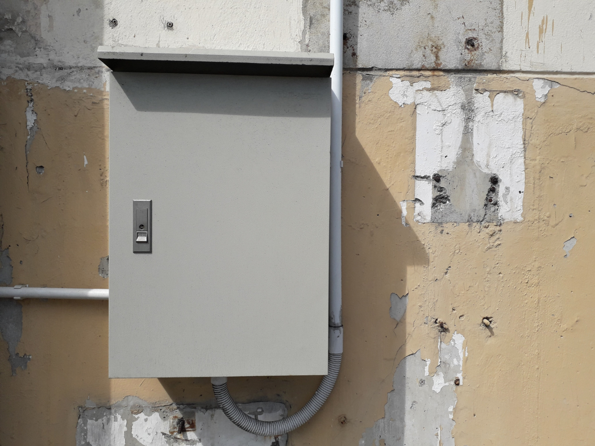 Tủ điện ngoài trời chống nước sẽ được bao bọc một lớp Inox có khả năng chống gỉ sét, có chỉ số IP từ 66 trở lên