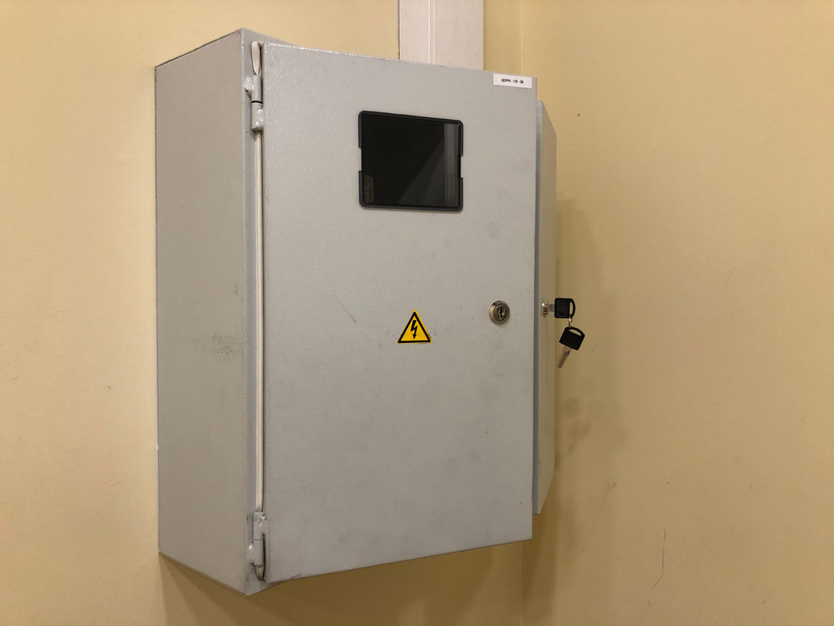 Tủ điện nổi trong nhà được sử dụng để lắp đặt và bảo vệ các thiết bị MCB, thiết bị đóng cắt, thiết bị đo lường…