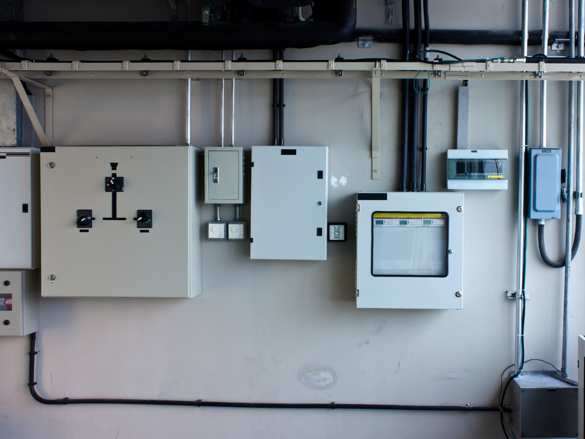 HITA luôn được biết là một trong những cái tên uy tín trên thị trường trong việc cung cấp các dòng tủ điện và một số loại thiết bị, linh kiện điện có liên quan khác