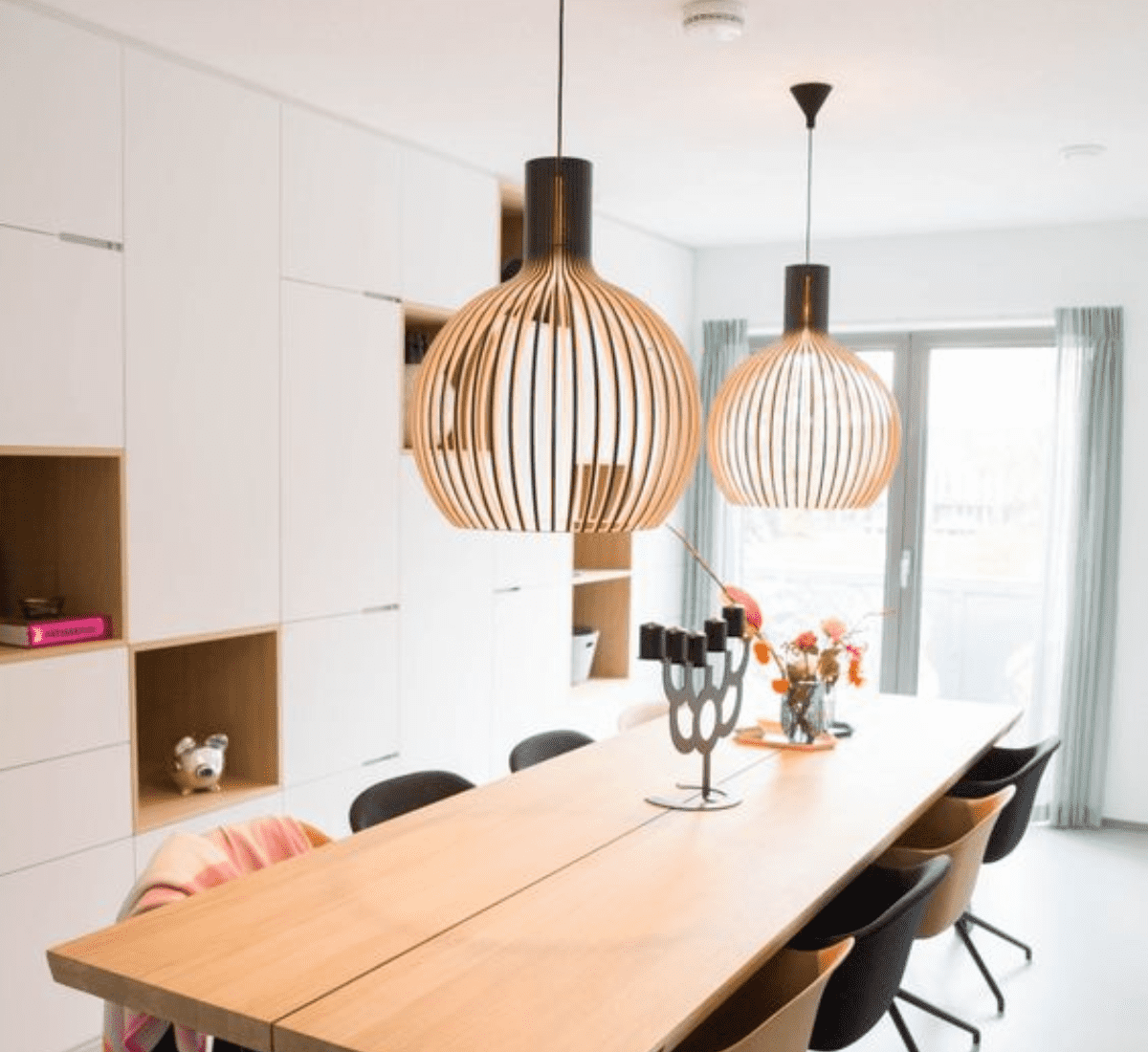 Đèn thả trần bằng gỗ mang đến sự ấm áp, gần gũi