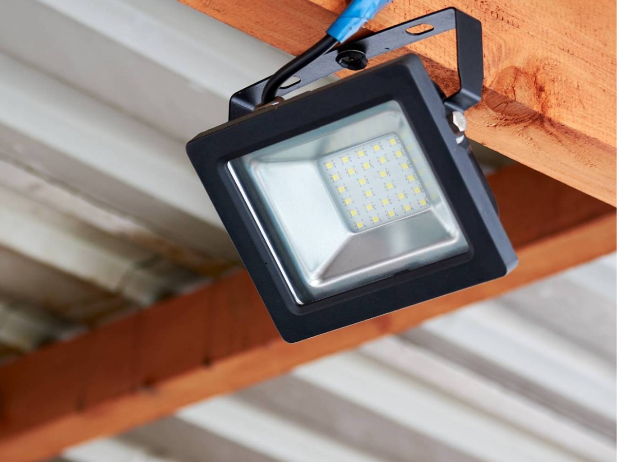 Đèn pha LED thường được sử dụng cho những nơi cần đến hiệu suất ánh sáng cực cao, trong đó có các khu sân vườn rộng rãi