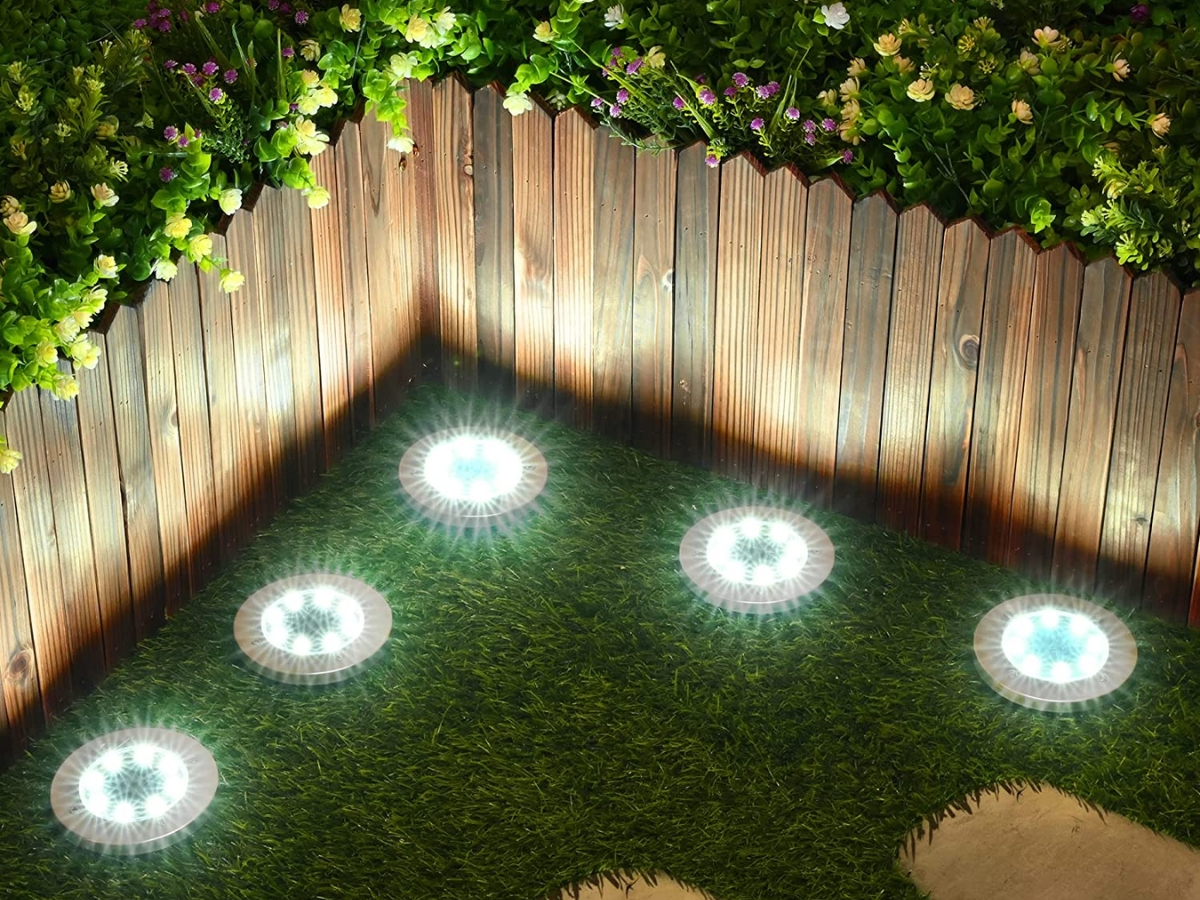 Ngoài ưu điểm nổi bật là tiết kiệm diện tích, đèn LED âm đất còn sở hữu tính năng hắt ánh sáng từ phía dưới lên, giúp tạo ra hiệu ứng nổi bật và vô cùng độc đáo