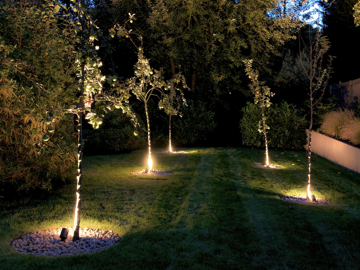 Thuộc hạng mục thiết bị chiếu sáng, trang trí ngoài trời nên ưu điểm nổi bật nhất của đèn chiếu cây chính là khả năng chống thấm nước cực tốt