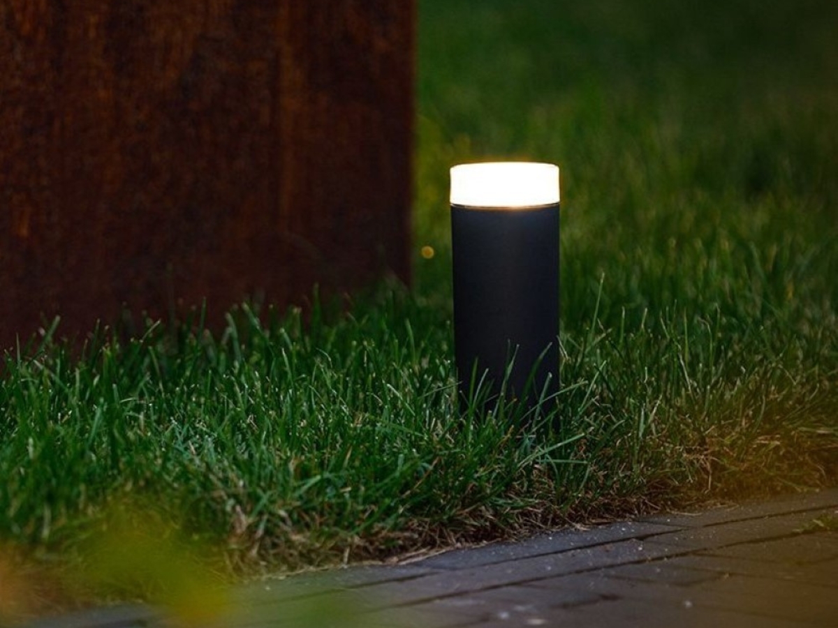 Trong các loại đèn sân vườn, dòng đèn nấm được biết đến với ưu điểm nhỏ gọn, giá thành phải chăng và cung cấp hiệu suất chiếu sáng ấn tượng