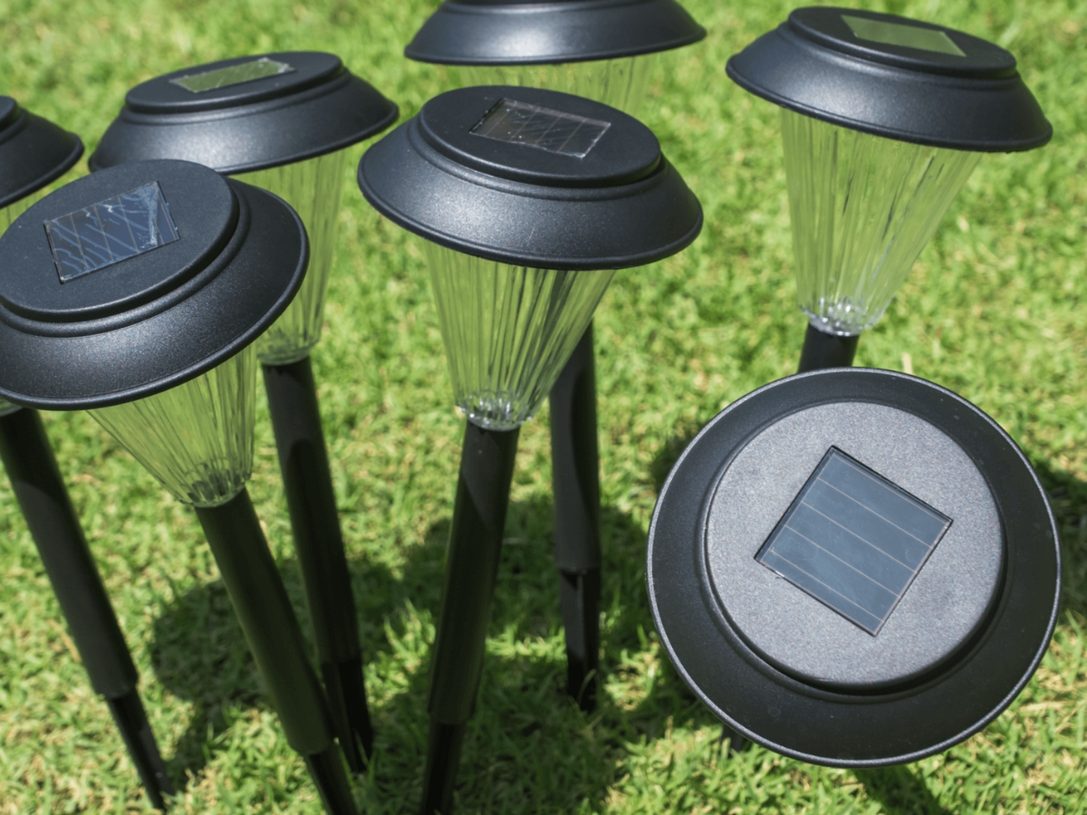 Với các dòng đèn công viên năng lượng mặt trời, bộ phận pin thường sẽ bị ăn mòn hoặc gặp tình trạng hỏng hóc sau một thời gian dài sử dụng