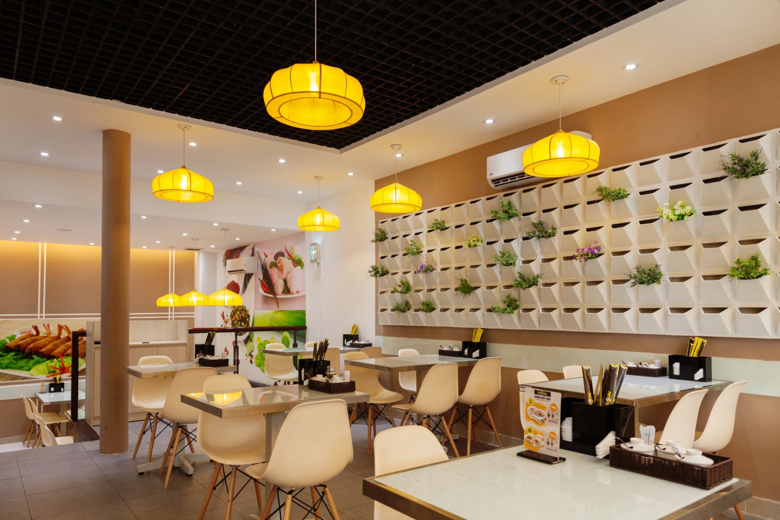 Tiệm cafe trang trí đèn thả trần gỗ nên thống nhất cùng phong cách