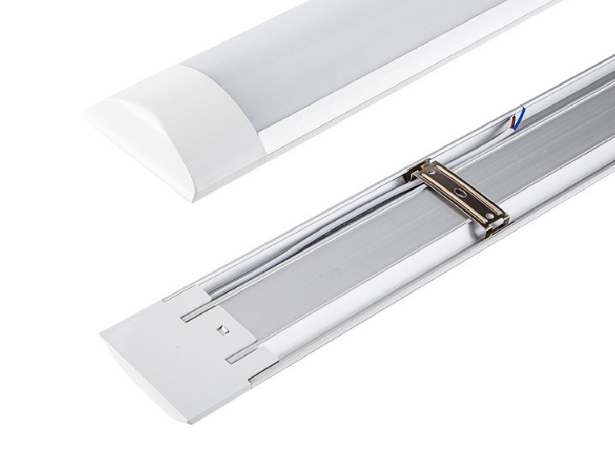 Đèn LED hình bán nguyệt có thiết kế liền máng, không cần sử dụng máng rời và có 4 bộ phận chính bao gồm: vỏ đèn, thân đèn, nguồn và bộ chip LED