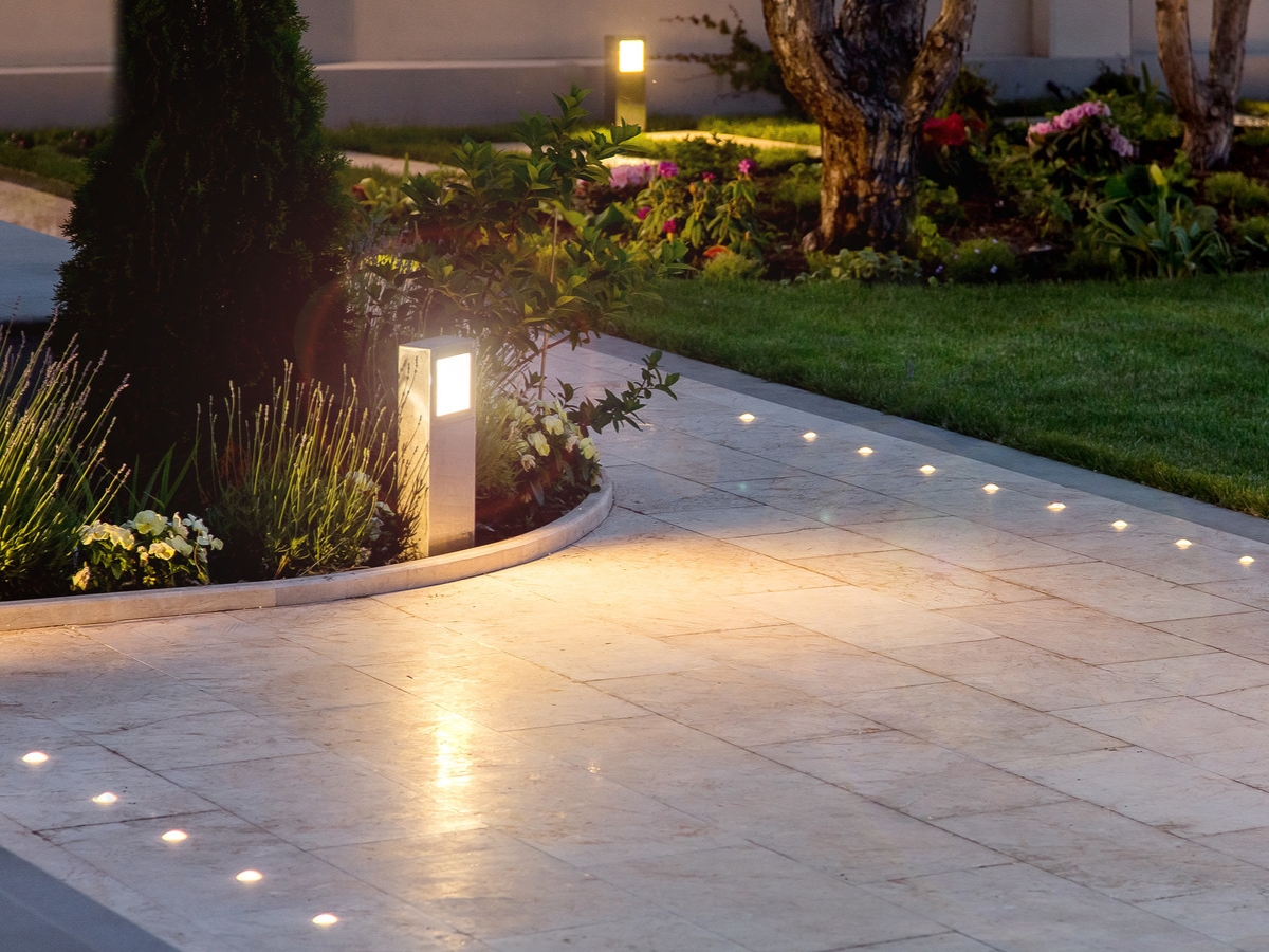 Những mẫu đèn trụ sân vườn năng lượng mặt trời giúp không gian ngoại thất trở nên hiện địa và thu hút hơn