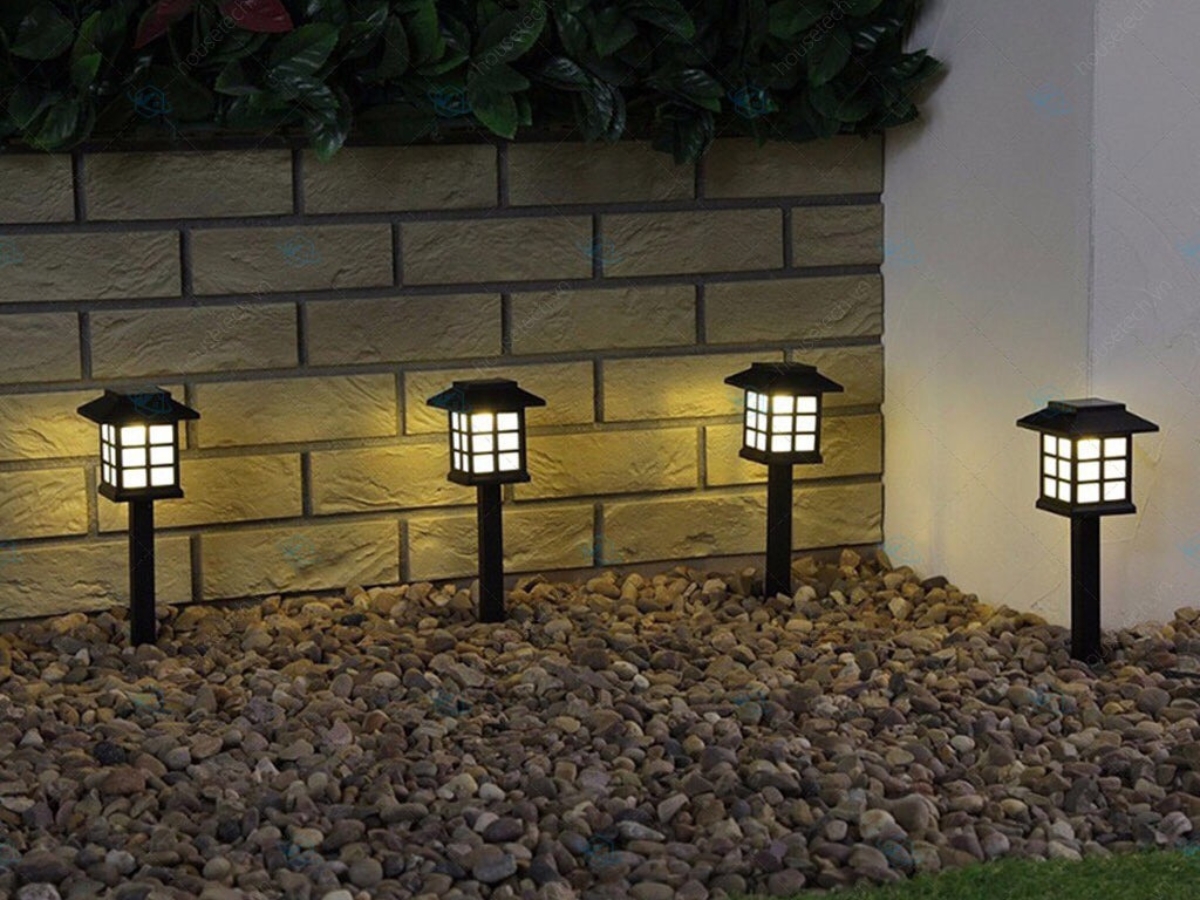 Nhiều người có sở thích sắp xếp đèn năng lượng mặt trời trang trí sân vườn dọc theo các chậu hoa