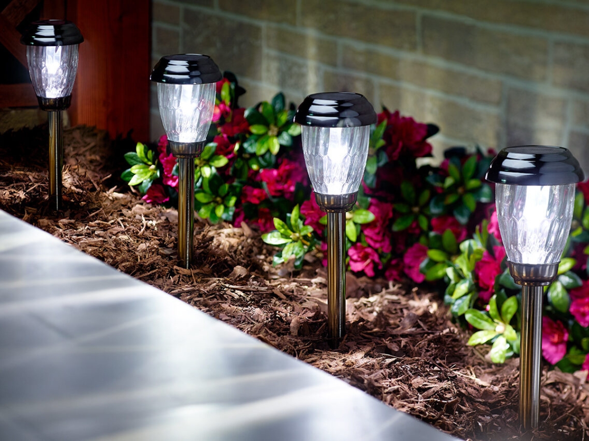 Những mẫu trụ đèn sân vườn năng lượng mặt trời có ánh sáng trắng thường được sử dụng cho các không gian ngoại thất hiện đại