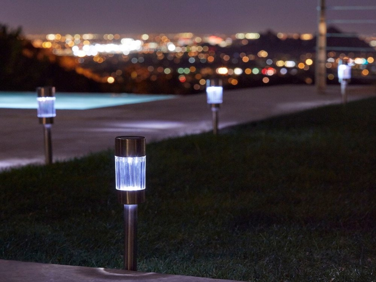 Bên cạnh tính năng chiếu sáng, đèn năng lượng mặt trời sân vườn còn giúp không gian trở nên rực rỡ, ấn tượng hơn