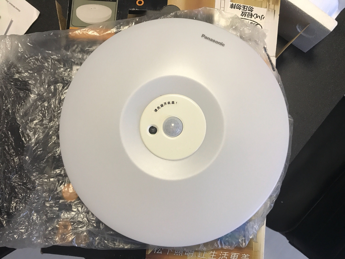 Để tiết kiệm chi phí, khách hàng có thể tự lắp đặt đèn ốp trần ban công Panasonic tại nhà theo các bước rất đơn giản 