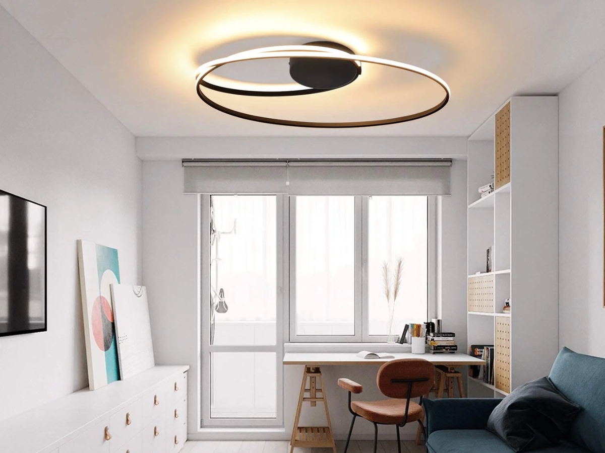 Một chiếc đèn ốp trần tỏa sáng chính giữa không gian phòng khách sẽ mang lại nhiều ý nghĩa về mặt phong thủy cho gia chủ