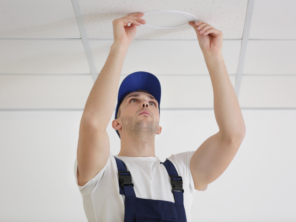 Khi lắp đặt đèn ốp trần 18w, các bạn cần phải nhẹ tay và lắp đặt thiết bị đúng quy chuẩn trong bảng chỉ dẫn