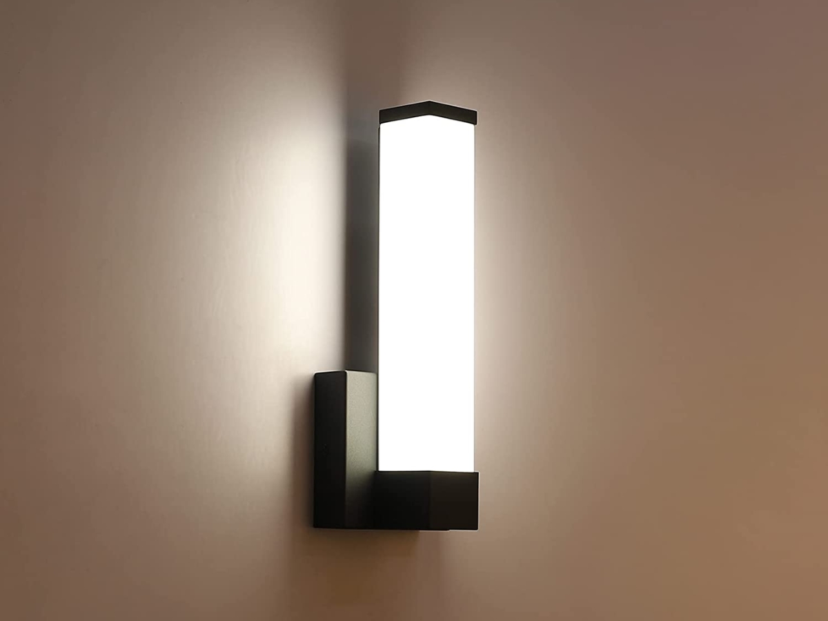 Đèn ốp tường Panasonic thường được sử dụng để chiếu sáng cho không gian vào thời điểm lúc nửa đêm khi các loại đèn chính đã được tắt