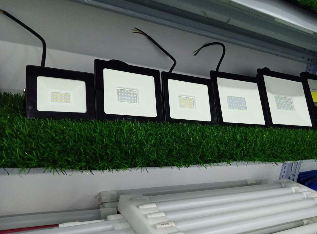 Lắp đặt đèn pha công suất nhỏ để làm đèn trang trí