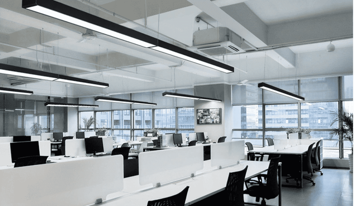 Xếp liên tiếp đèn thả dạng thanh để đảm bảo ánh sáng