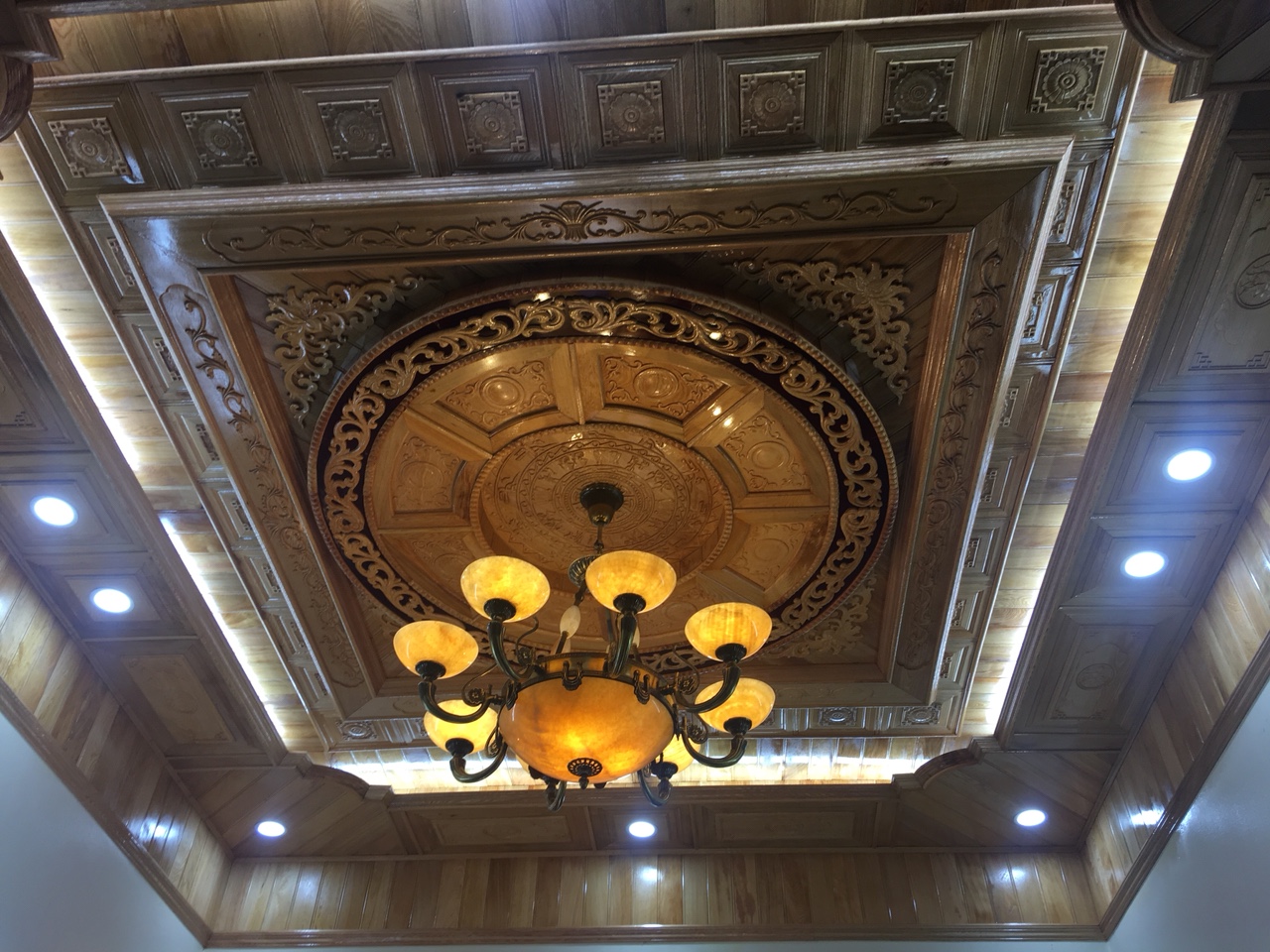 Đèn âm trần gỗ làm nổi bật từng đường vân gỗ sắc nét