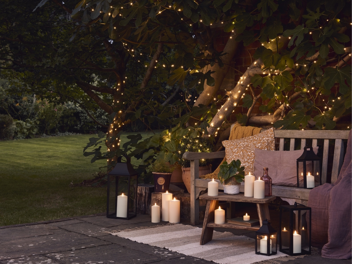 Không gian thư giãn của bạn sẽ thực sự trở nên nổi bật với kiểu trang trí chỗ ngồi ngoài trời với đèn dây treo trên cây