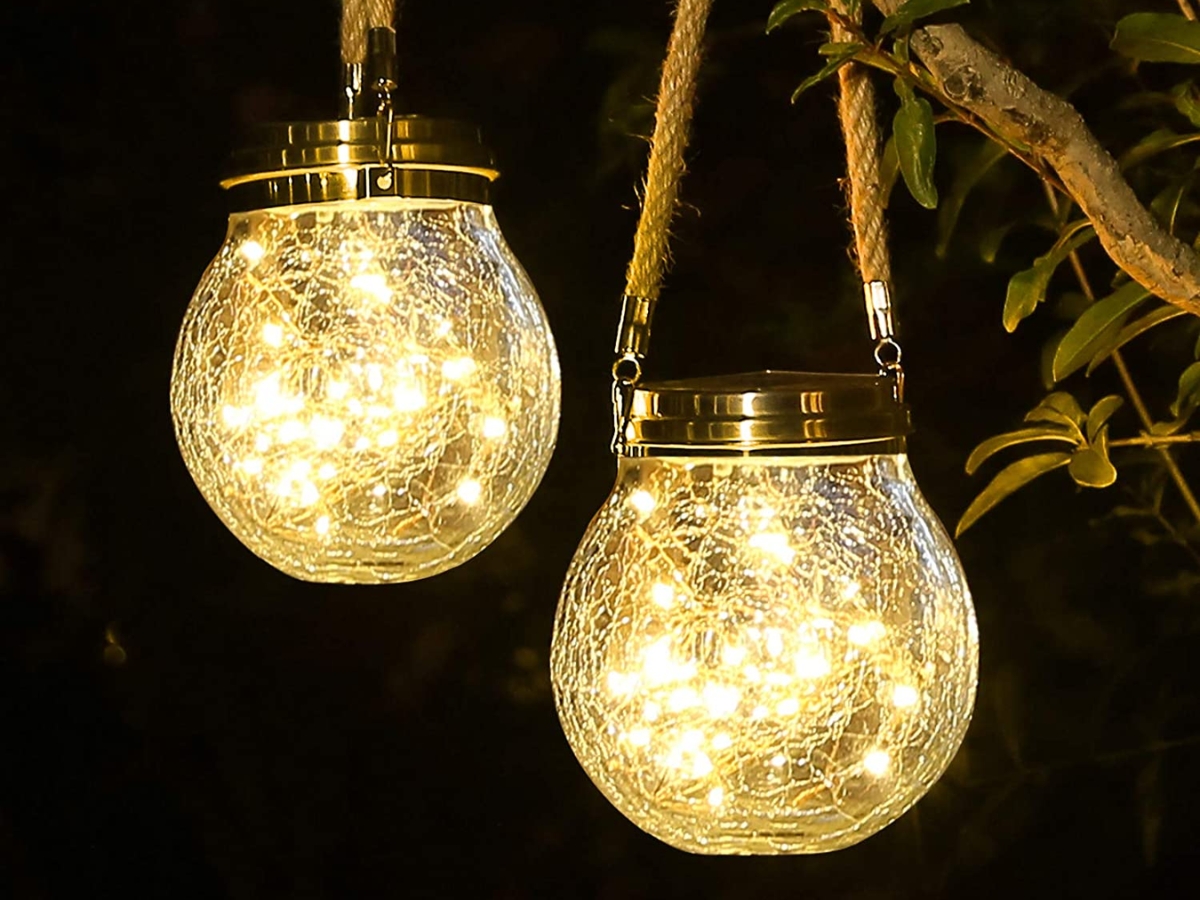 Treo những đèn lồng thủy tinh để trang trí cho khu vực sân vườn của gia đình bạn là một cách khá đơn giản để tạo ra hiệu ứng độc đáo, ấn tượng