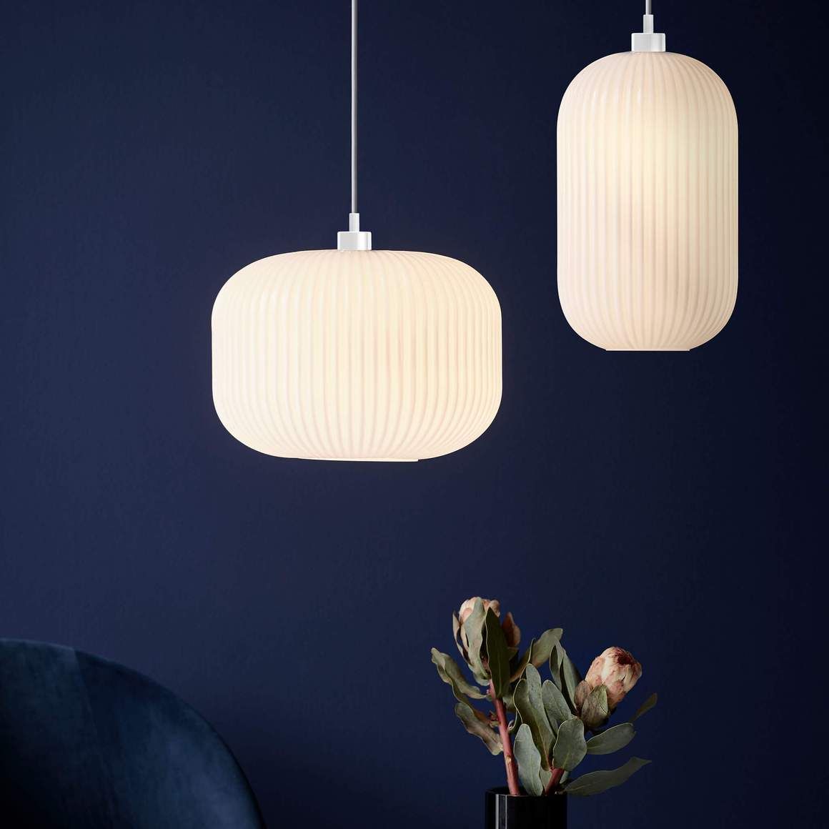 Phong cách tối giản gợi sự tinh tế của đèn vải thả trần đơn sắc