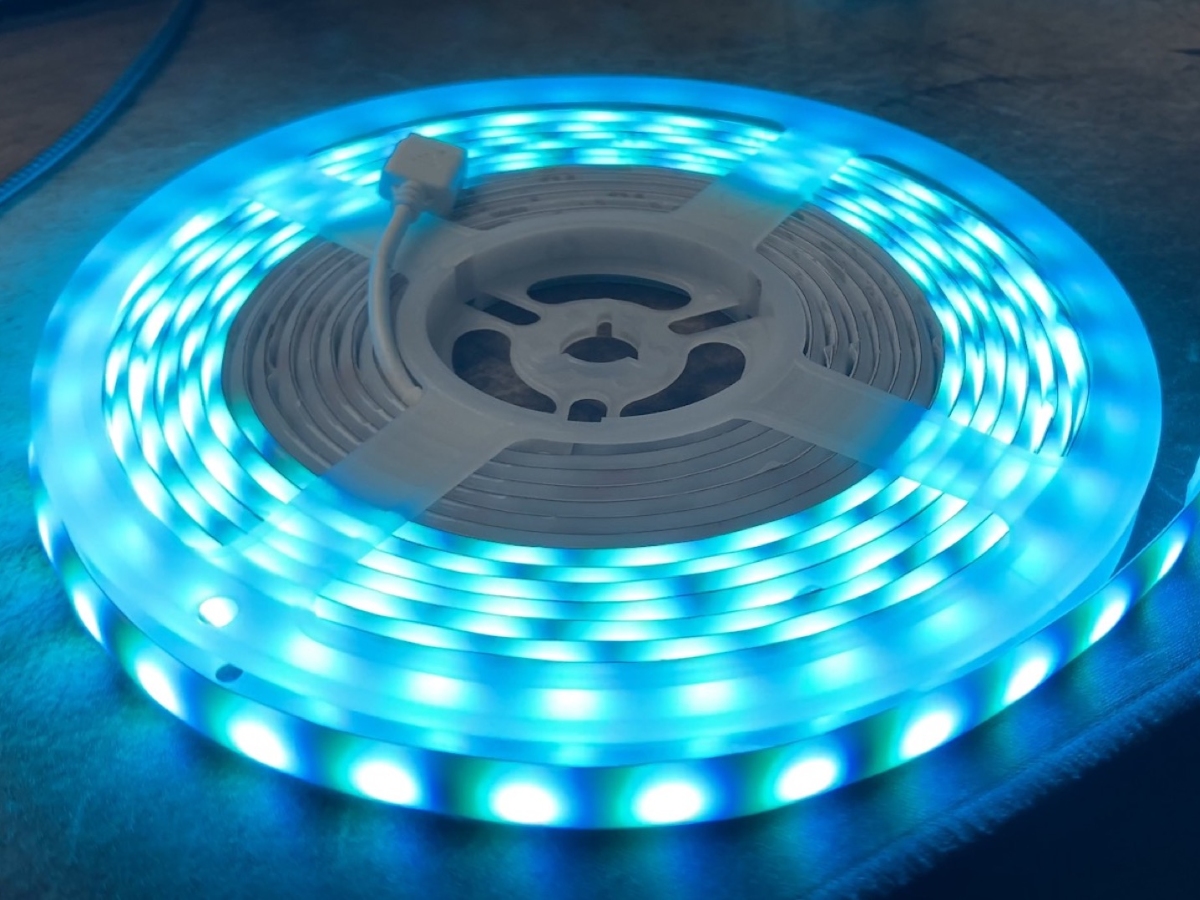 Đèn LED dây tủ bếp giúp người dùng có thể điều chỉnh độ dài và tạo hình một cách linh hoạt