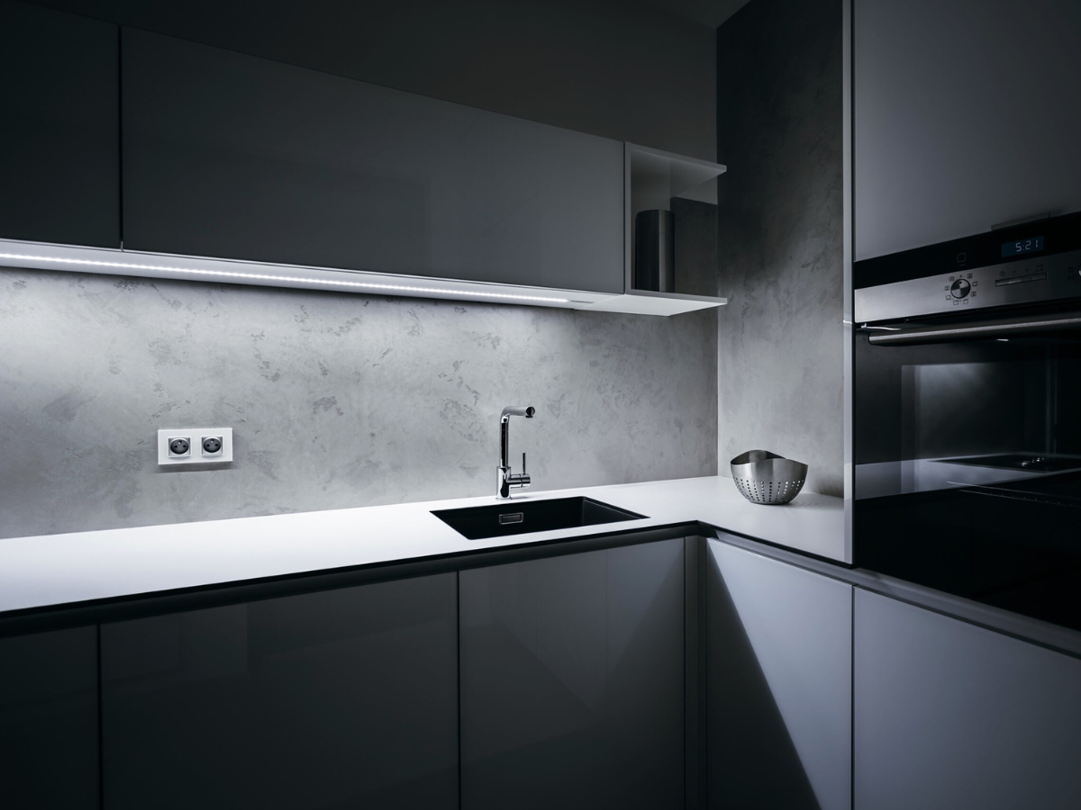 Tô điểm sự hiện đại cho không gian nhà bếp với các mẫu đèn LED dây ánh sáng trắng