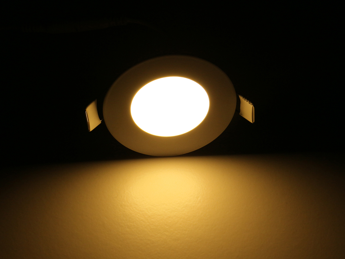 Việc xu hướng thiết kế nhà sang trọng, cổ điển đang trở nên thịnh hành đã giúp dòng đèn LED ốp trần nổi ánh sáng vàng được nhiều người ưa chuộng hơn