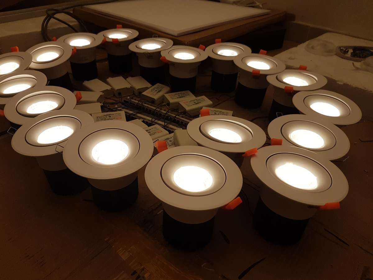 Đèn led âm trần là một trong những loại đèn thường được sử dụng với trần thạch cao