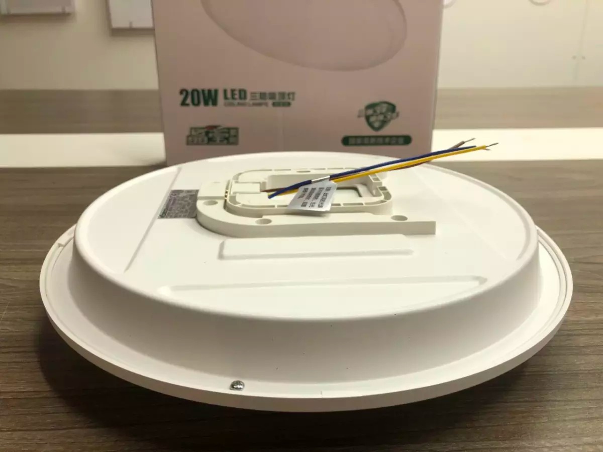 Đèn led ốp trần phân biệt với mẫu đèn âm trần thạch cao chủ yếu ở cách lắp.