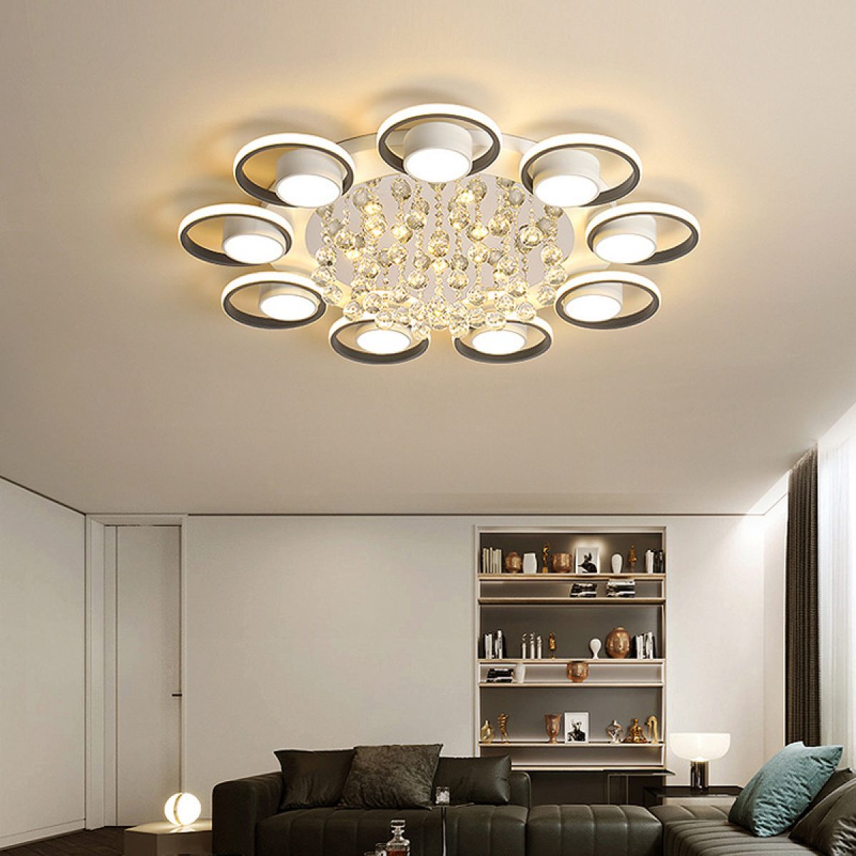 Đèn chùm, đèn mâm có nhiều kiểu dáng tinh xảo, sang trọng.