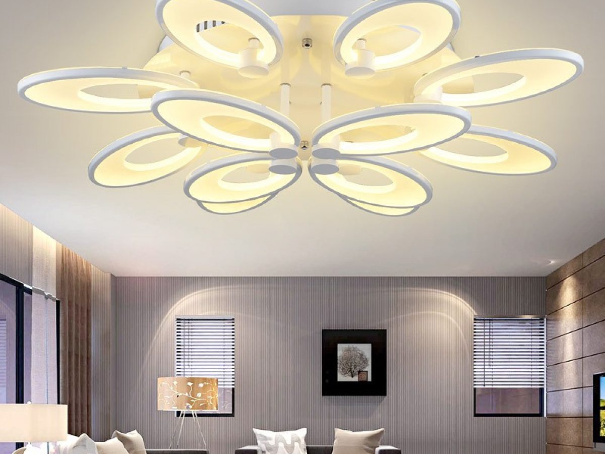 Lắp đèn ở vị trí trung tâm giúp căn phòng sáng đều mà không cần quá nhiều thiết bị chiếu sáng.