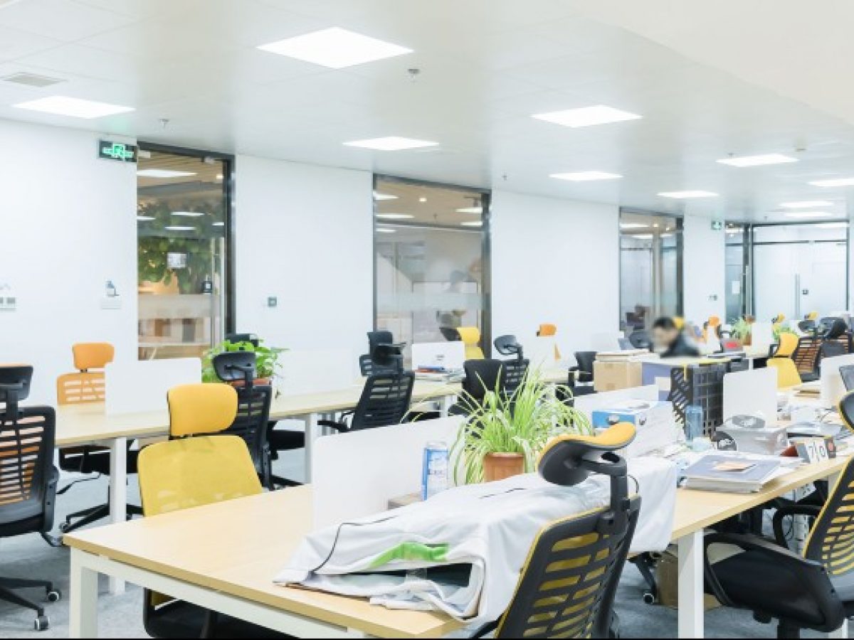 Đèn ánh sáng trắng là sự lựa chọn thường thấy ở các môi trường công sở.