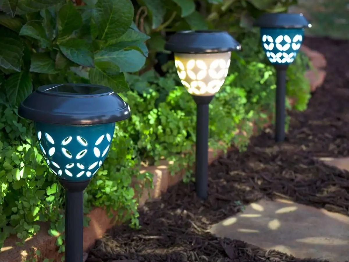 Để lựa chọn đèn sân vườn cho kiểu không gian truyền thống, bạn có thể lựa chọn các mẫu đèn trụ cổng bằng gốm ánh sáng trắng để tô thêm vẻ đẹp của thiên nhiên