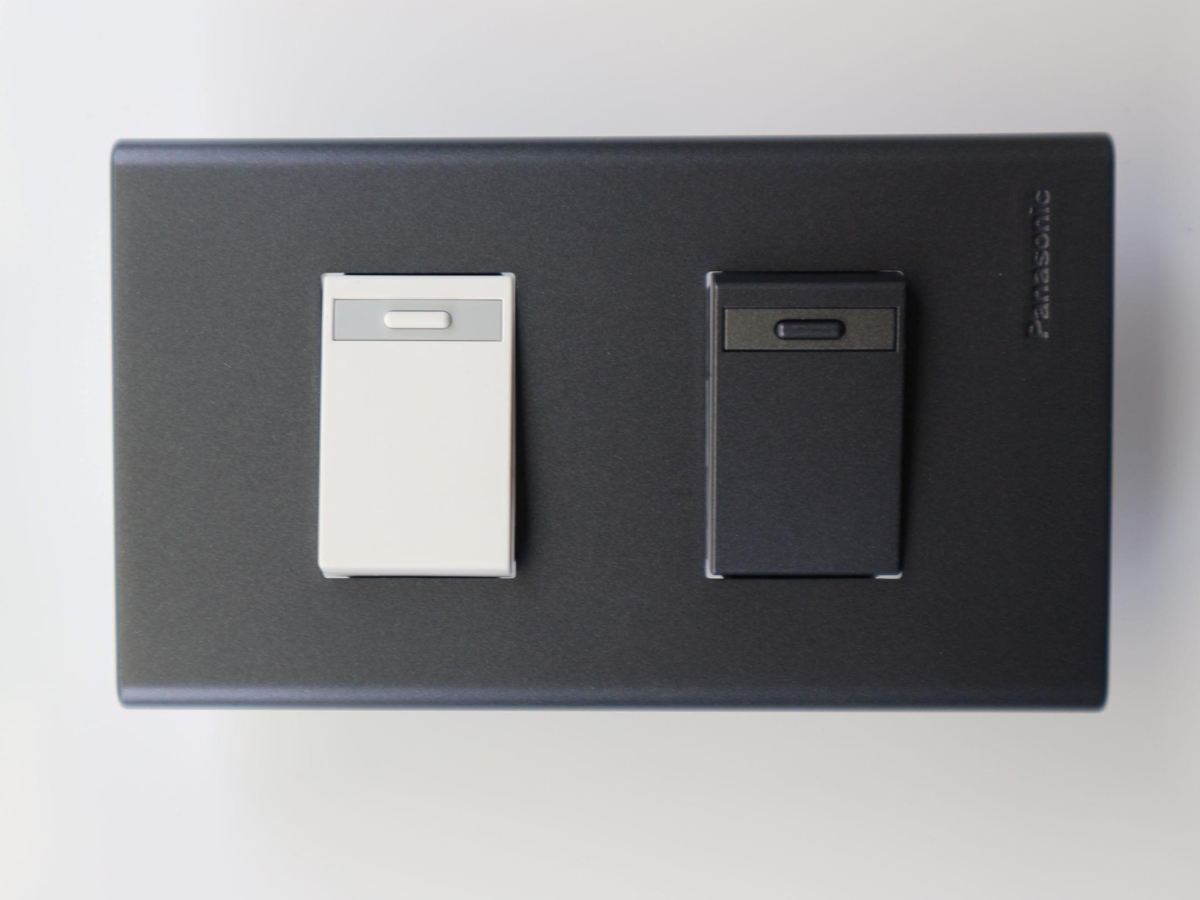 Dòng công tắc Panasonic Refina nổi bật với ánh kim loại vô cùng sang trọng với 8 tùy chọn màu sắc đa dạng