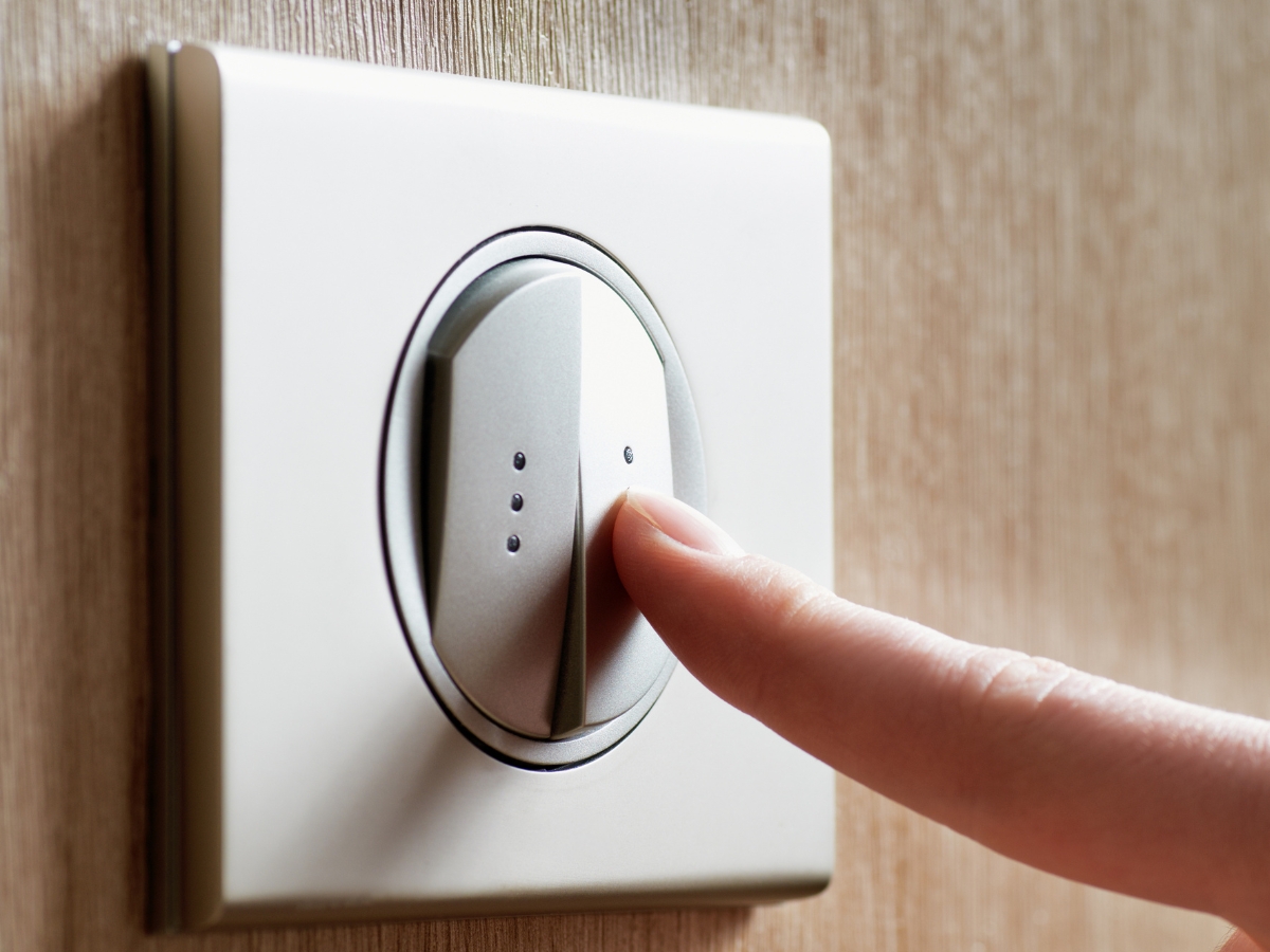 Công tắc 2 chiều còn có tên gọi khác như công tắc 3 cực, công tắc đảo chiều