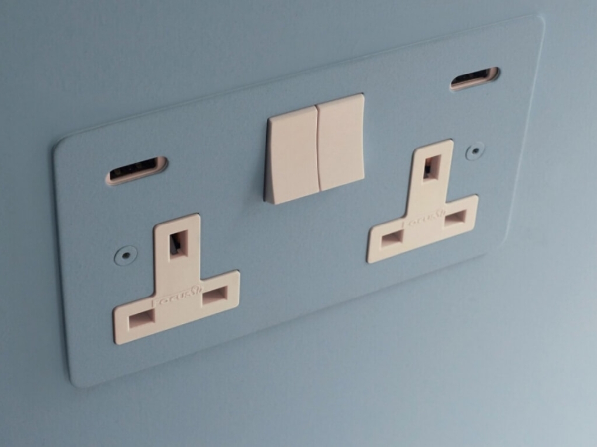 Ổ cắm USB âm tường được tích hợp thêm cổng USB, giúp người dùng có thể sạc pin cho nhiều thiết bị khác nhau mà không cần phải dùng đến củ sạc