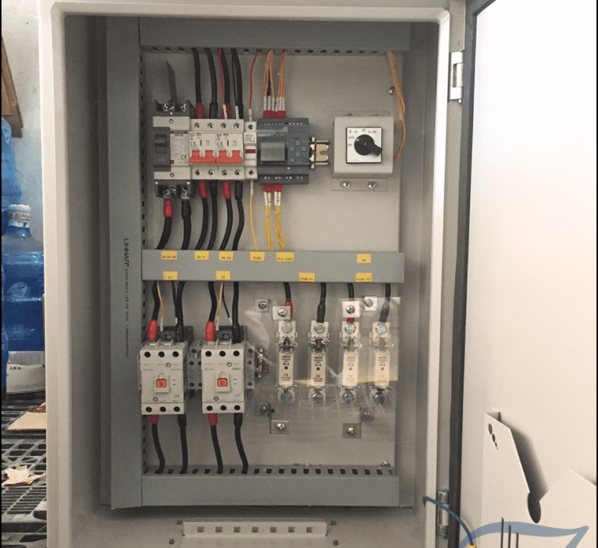 Tủ điện chiếu sáng PLC có hai chế độ hoạt động là tự động và bằng tay