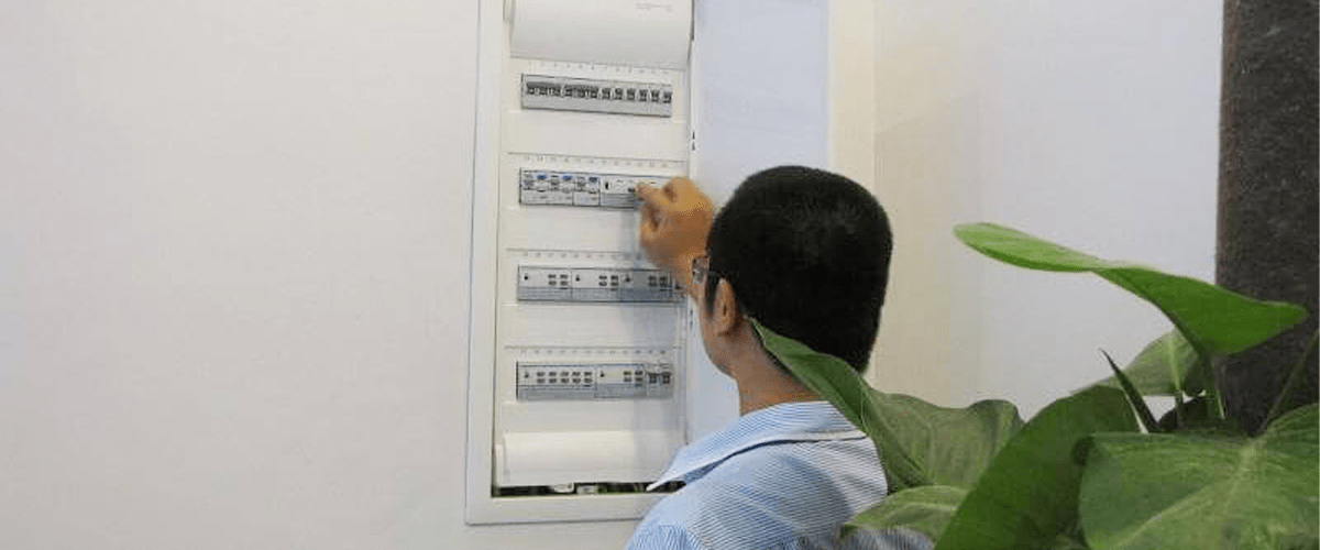 Lắp đặt tủ điện âm tường Panasonic an toàn, đẹp mắt