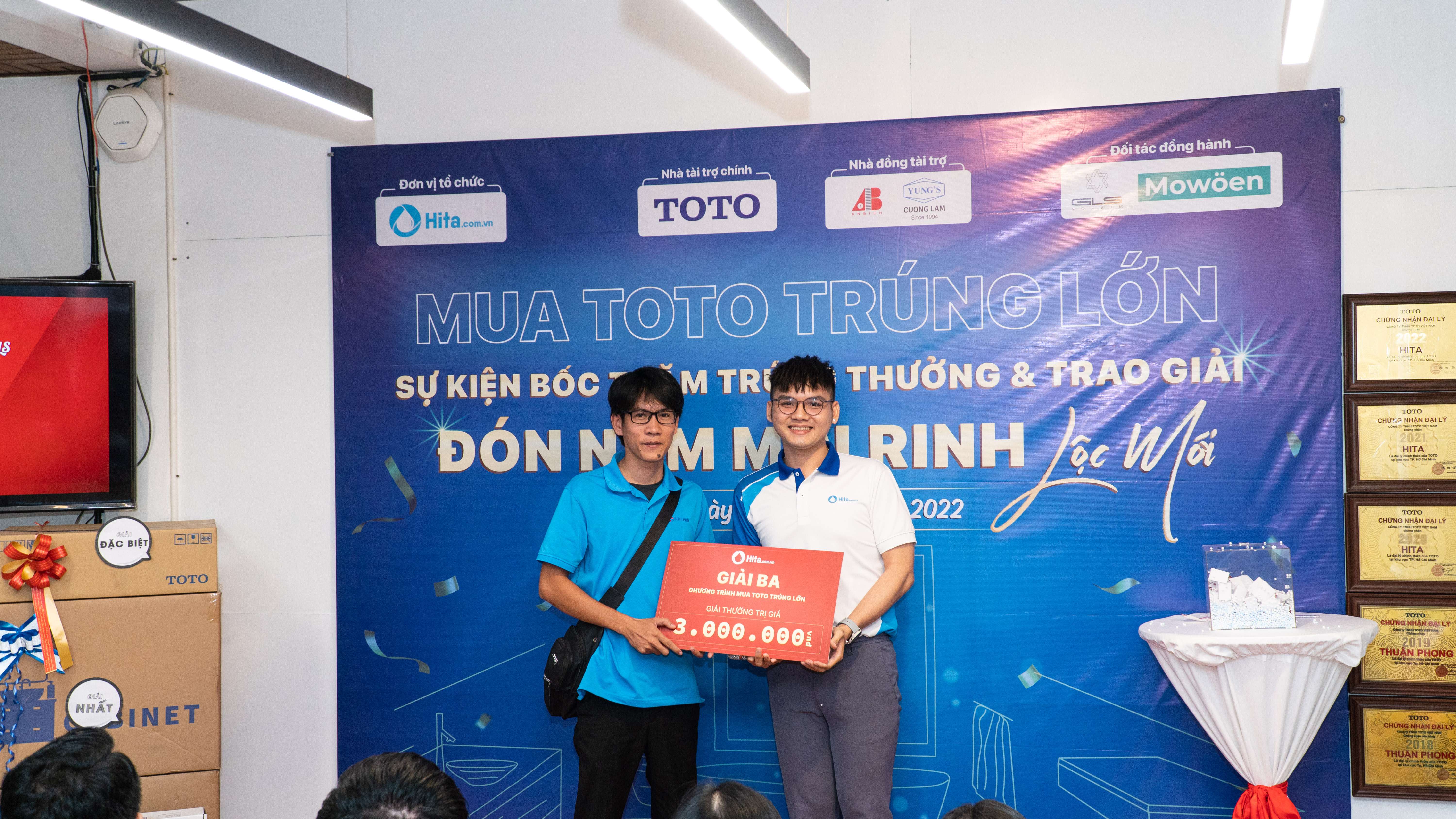 03 GIẢI BA: Mỗi giải 01 gương đèn led cảm ứng cao cấp trị giá 3.000.000 VNĐ đã thuộc về S.P với số dự thưởng là 054, anh N.V.L số dự thưởng là 035 và anh X.P số dự thưởng là 032