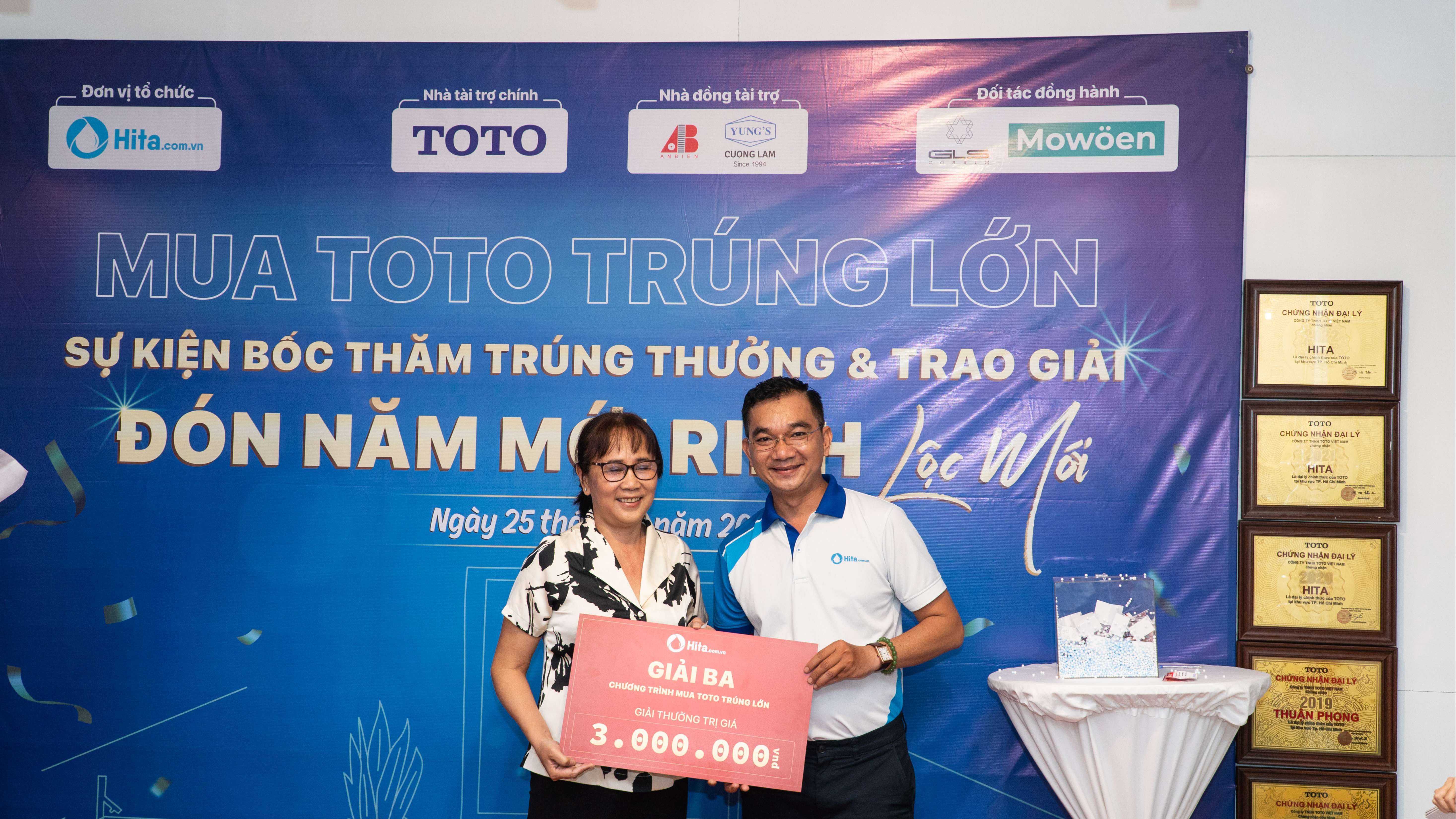 03 GIẢI BA: Mỗi giải 01 gương đèn led cảm ứng cao cấp trị giá 3.000.000 VNĐ đã thuộc về S.P với số dự thưởng là 054, anh N.V.L số dự thưởng là 035 và anh X.P số dự thưởng là 032