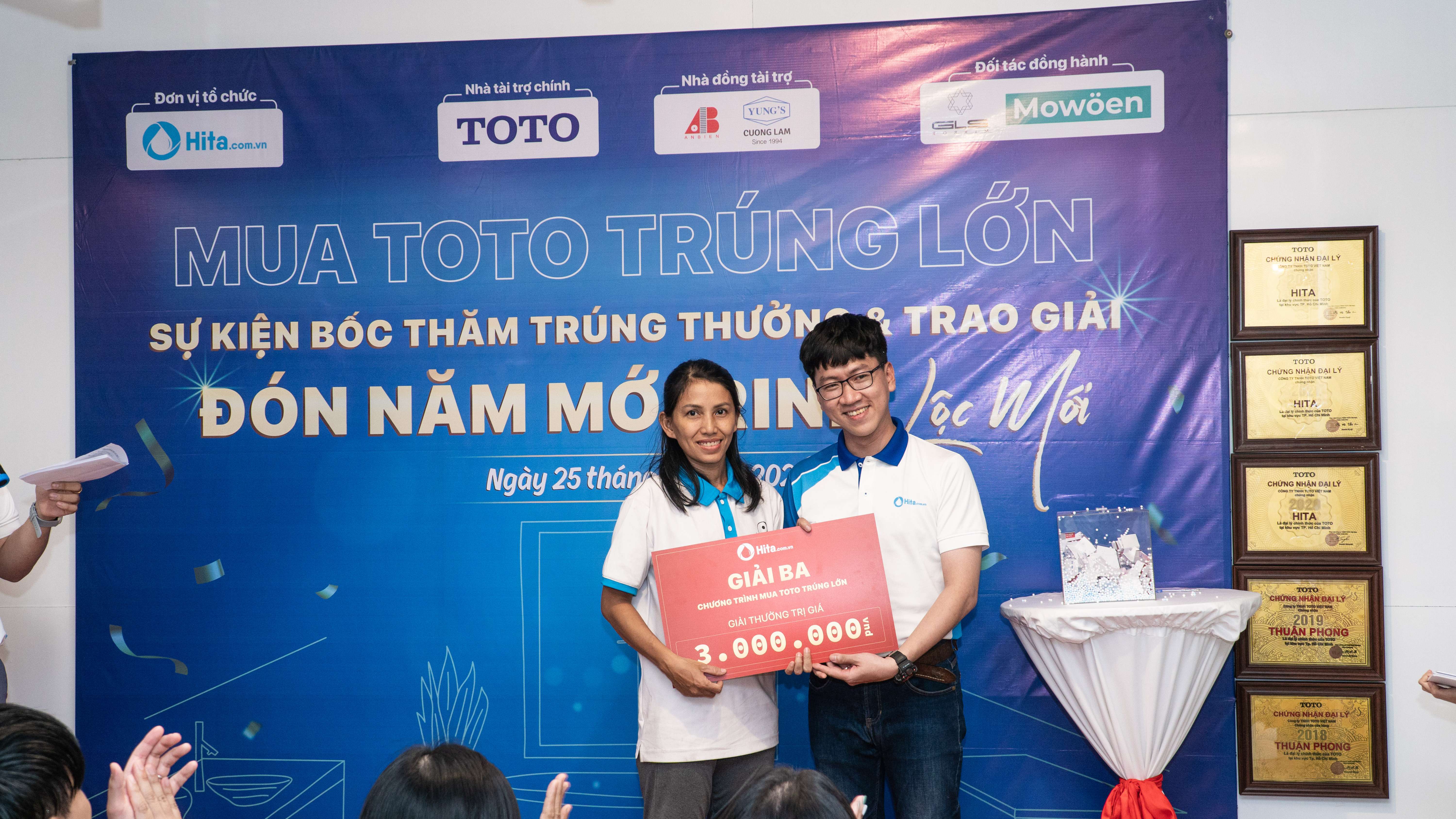 03 GIẢI BA: Mỗi giải 01 gương đèn led cảm ứng cao cấp trị giá 3.000.000 VNĐ đã thuộc về S.P với số dự thưởng là 054, anh N.V.L số dự thưởng là 035 và anh X.P số dự thưởng là 032