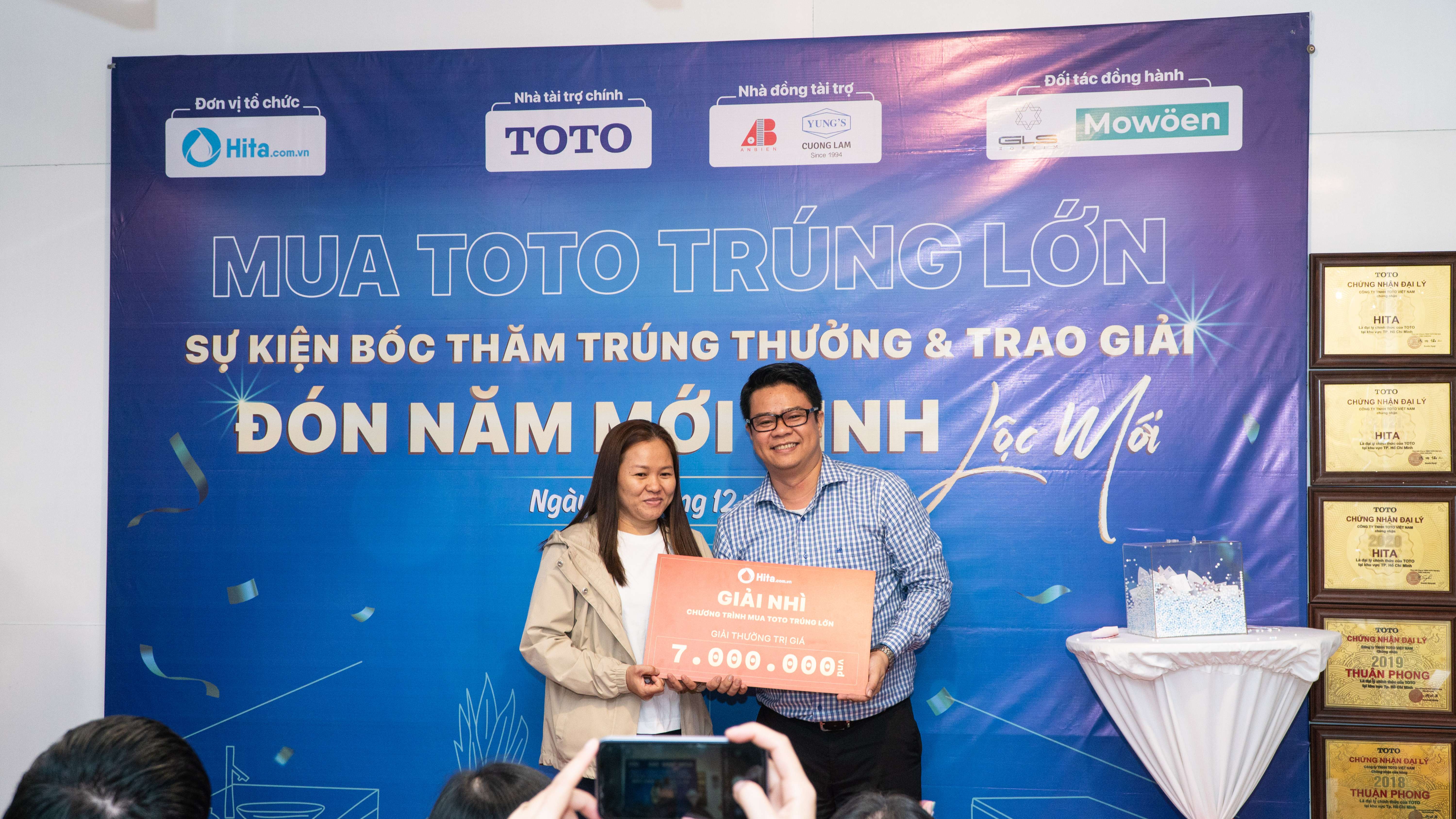 03 GIẢI NHÌ: Mỗi giải 01 bát sen cầm tay TOTO TBW07009A & 01 thiết bị nhà bếp cao cấp trị giá 7.000.000 VNĐ đã thuộc về chú C.N với mã dự thưởng là 003, chị TN với số dự thưởng là 18 và chú C.N với mã dự thưởng là 014