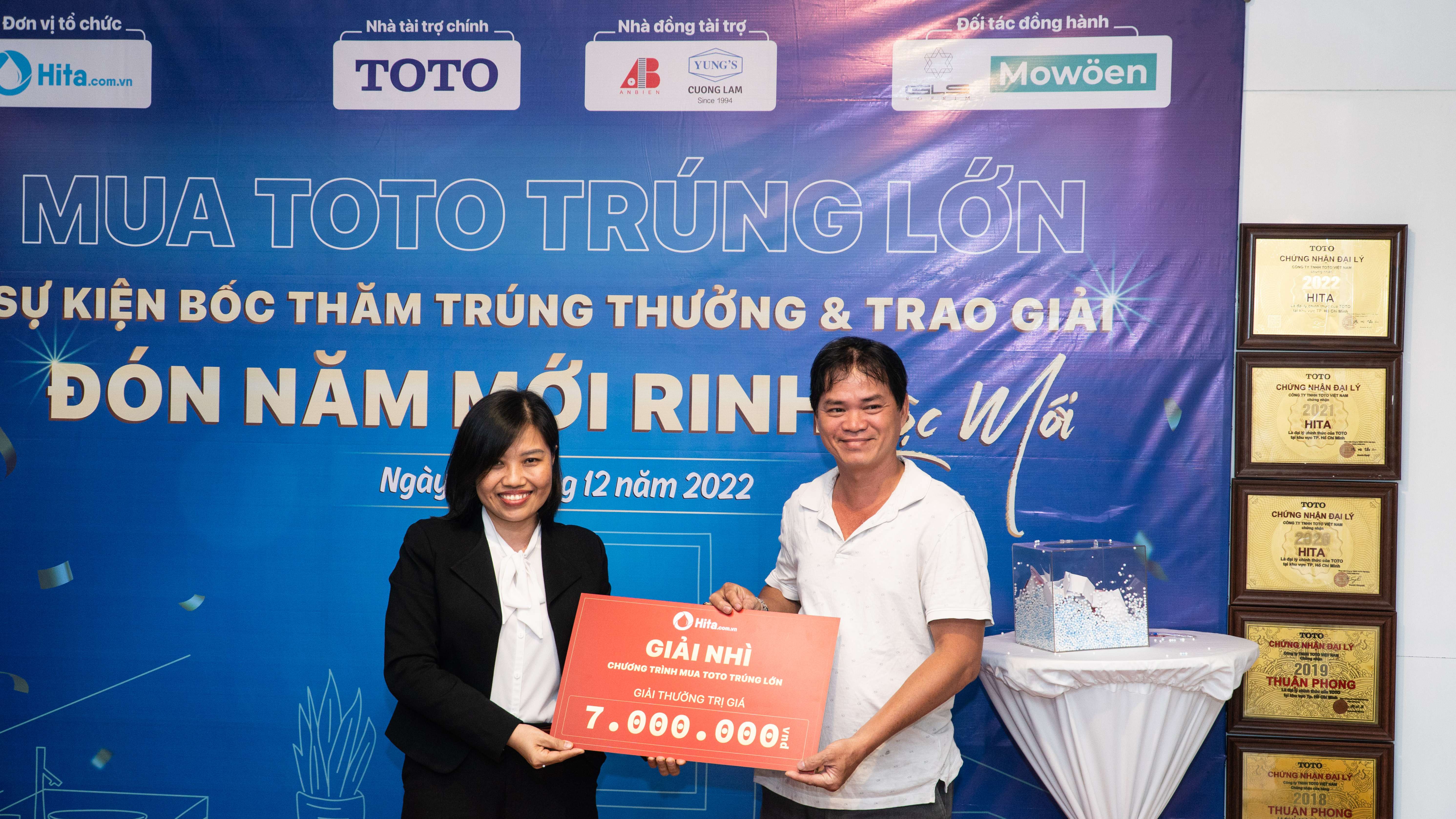 03 GIẢI NHÌ: Mỗi giải 01 bát sen cầm tay TOTO TBW07009A & 01 thiết bị nhà bếp cao cấp trị giá 7.000.000 VNĐ đã thuộc về chú C.N với mã dự thưởng là 003, chị TN với số dự thưởng là 18 và chú C.N với mã dự thưởng là 014