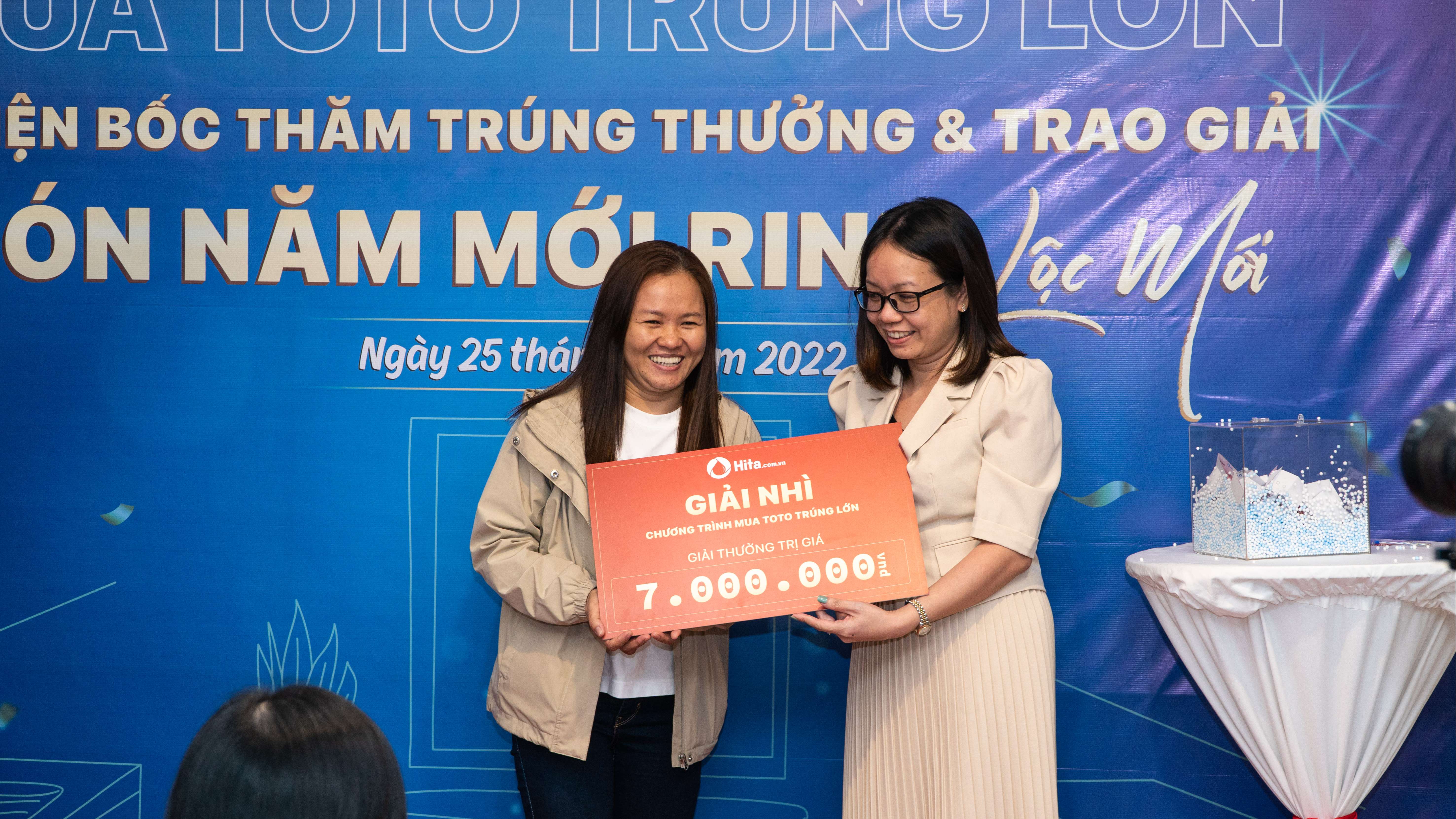 03 GIẢI NHÌ: Mỗi giải 01 bát sen cầm tay TOTO TBW07009A & 01 thiết bị nhà bếp cao cấp trị giá 7.000.000 VNĐ đã thuộc về chú C.N với mã dự thưởng là 003, chị TN với số dự thưởng là 18 và chú C.N với mã dự thưởng là 014