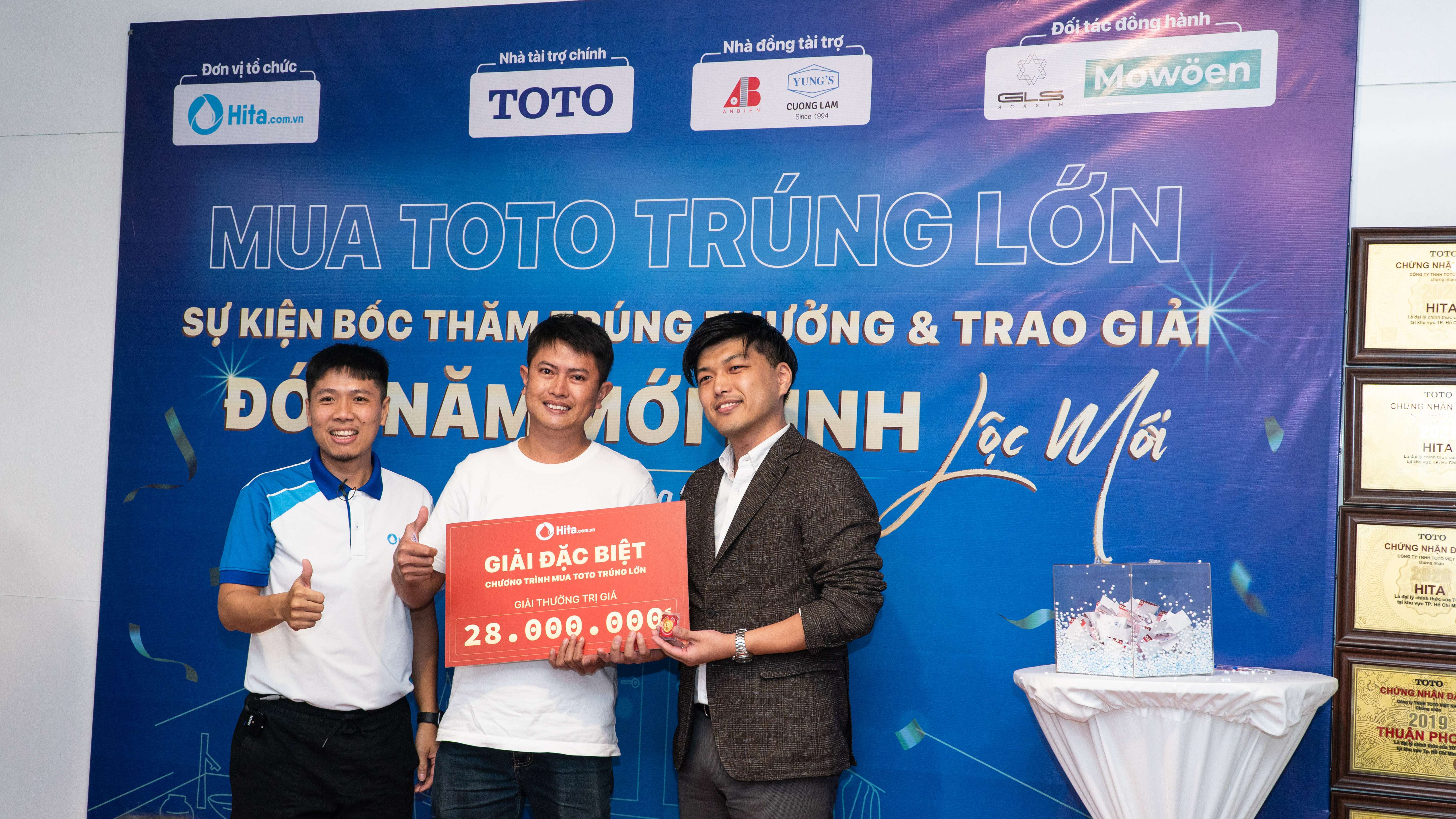 01 GIẢI ĐẶC BIỆT: 01 Nắp rửa điện tử TOTO Washlet C2 & 02 chỉ vàng 24K trị giá 28.000.000 VNĐ đã thuộc về số dự thưởng 064 anh A.P