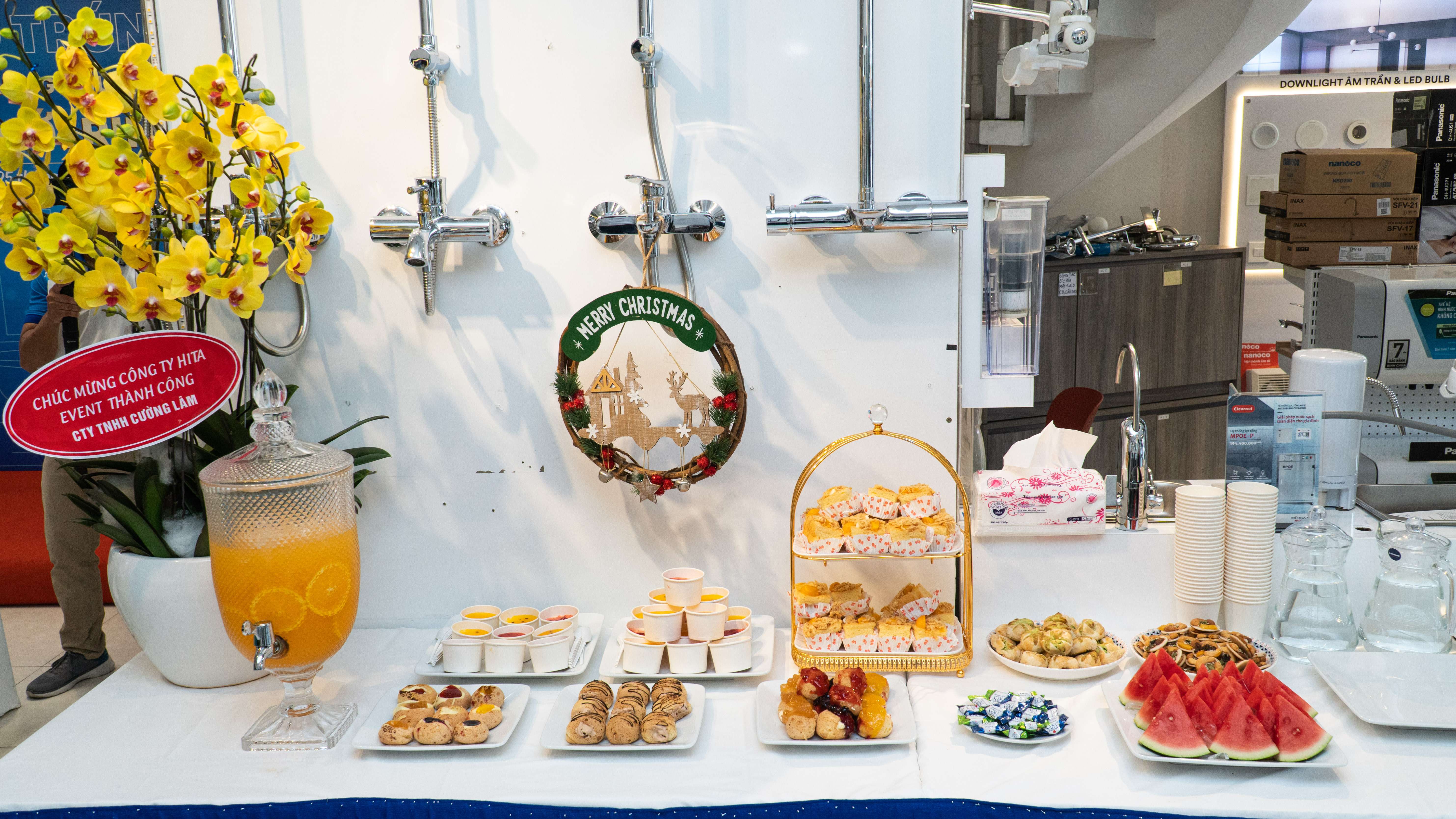 Bàn tiệc Teabreak nhỏ dành cho khách hàng và đối tác tại Showroom chúng tôi